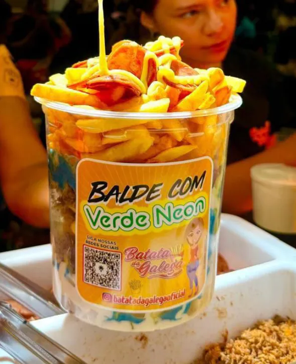 Balde de batata gourmet da Batata da Galega com molho, especialidade de Juazeiro do Norte