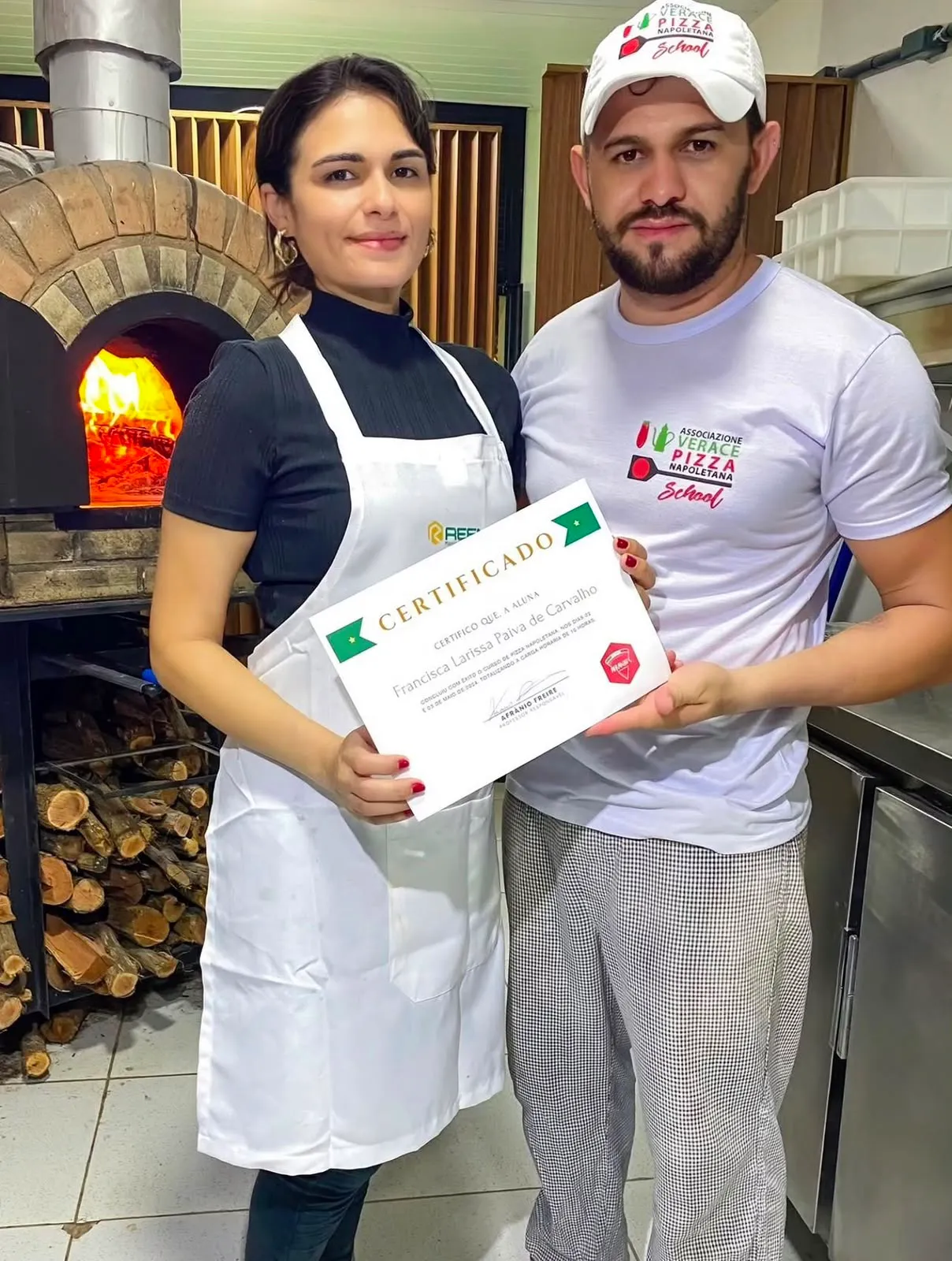 Chef Larissa Paiva, da Piazza di Itália, recebendo certificado de Afrânio Freire, primeiro pizzaiolo do Nordeste certificado pela AVPN