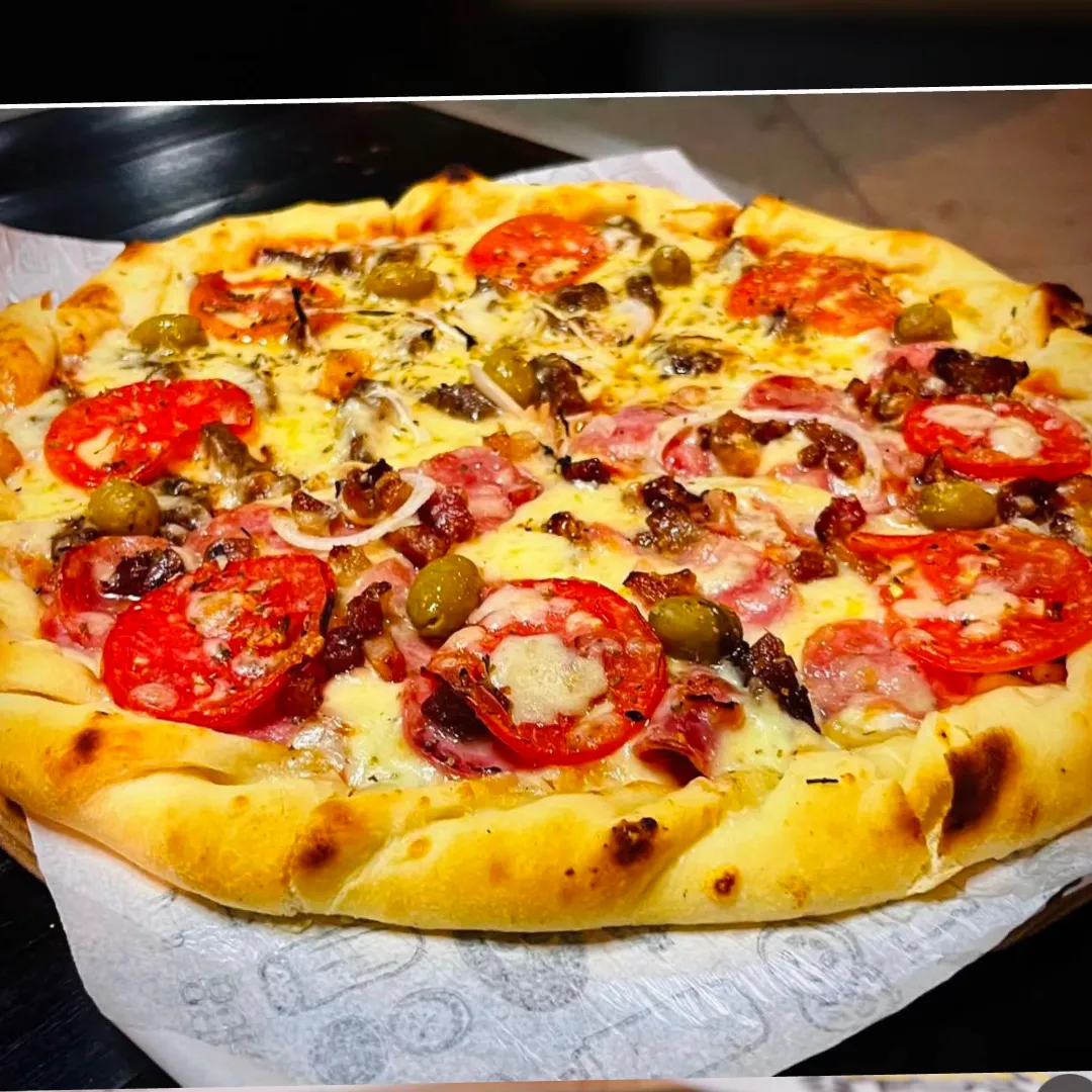 Pizza do Lucas Lanches em Tibau servida para dividir em grupo