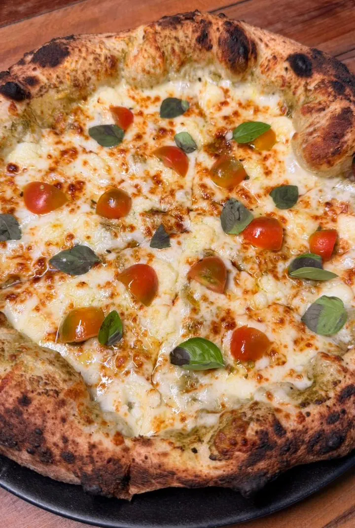 Pizza Pesto Formaggio com base de pesto, da Piazza di Itália, pizzaria napolitana em Mossoró