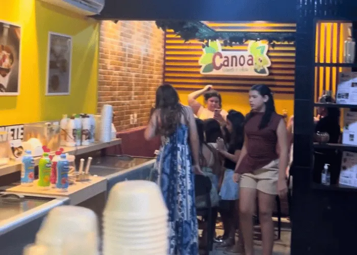 Interior do Canoa Mix, sorveteria e açaiteria na Broadway de Canoa Quebrada