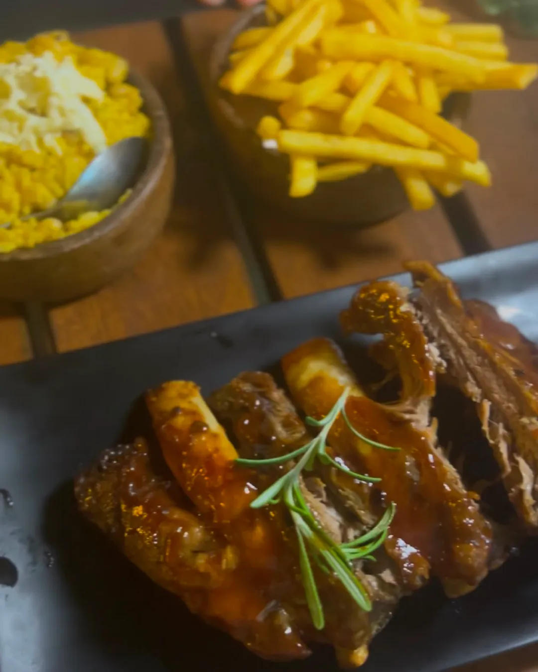 Costelinha suína ao barbecue (spare ribs), prato do Pátio Grill em Canoa Quebrada