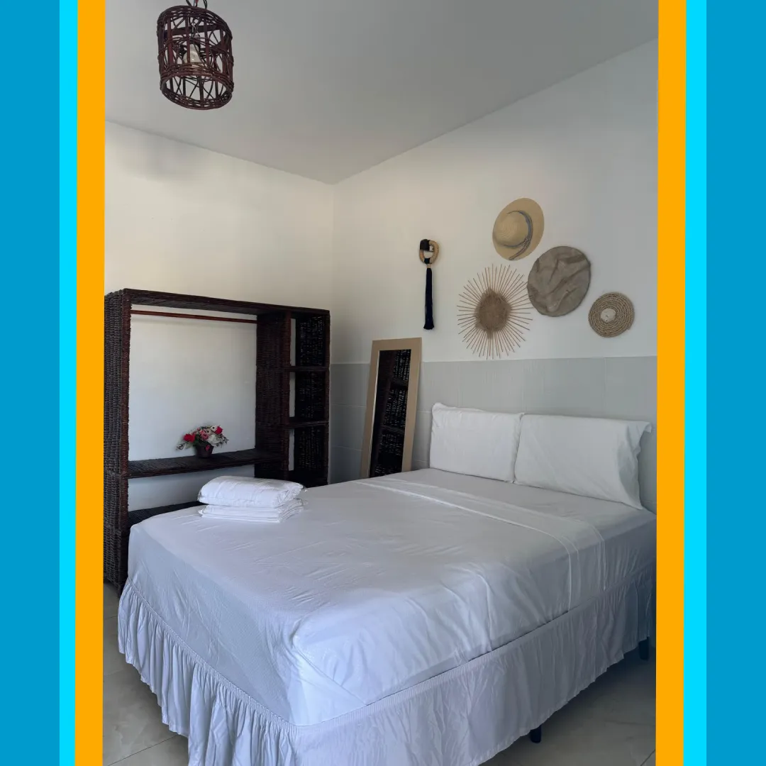 Suíte com decoração praiana e vista para o mar no Portal dos Ventos, pousada em Icapuí