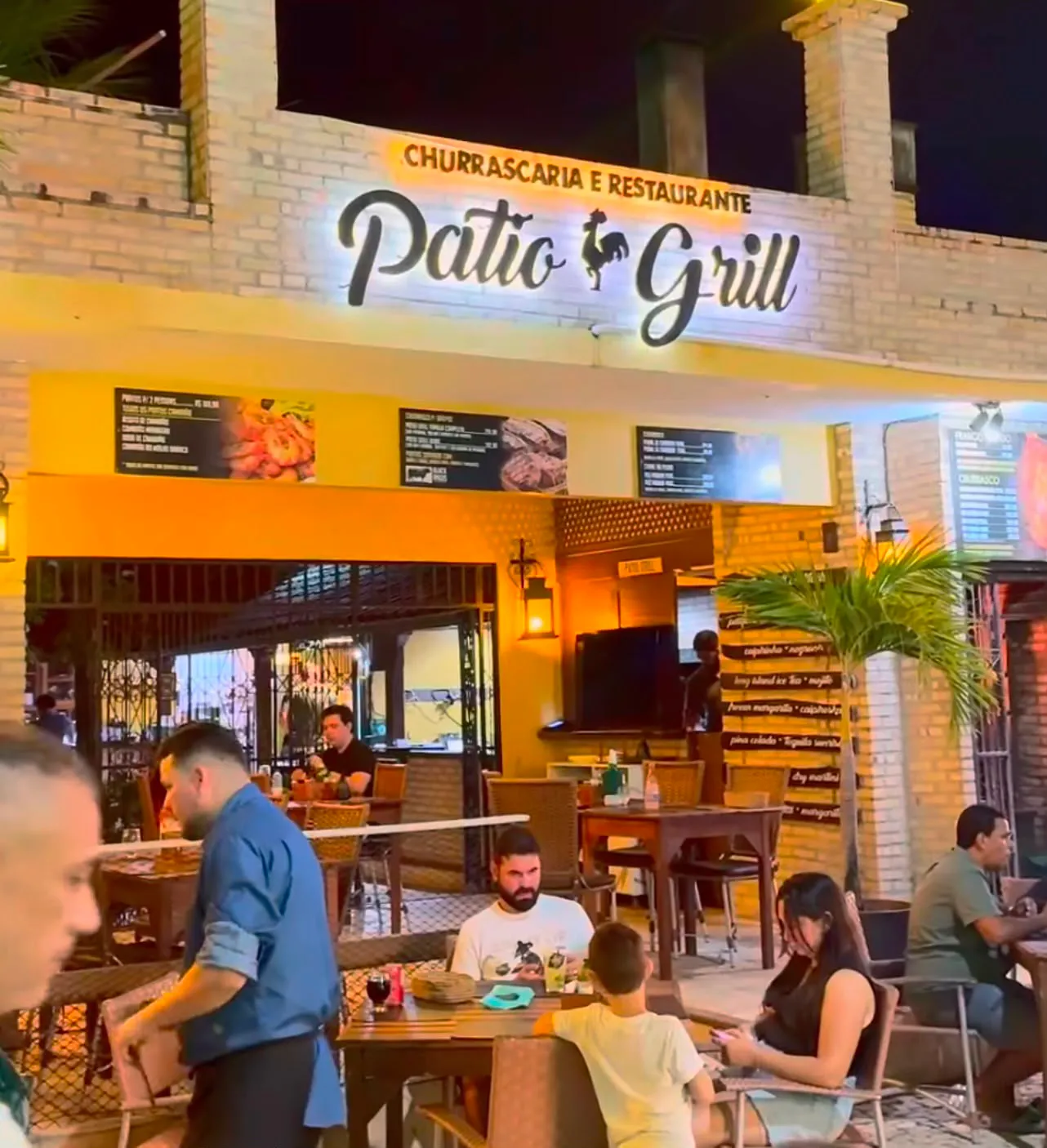 Fachada do Pátio Grill, churrascaria na Broadway de Canoa Quebrada